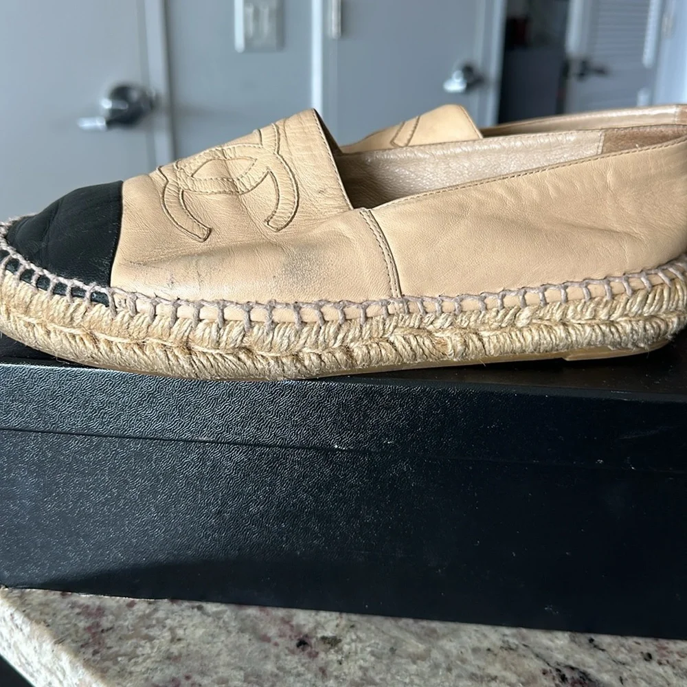 Beige Black Chanel shoes - Picture 3 of 9